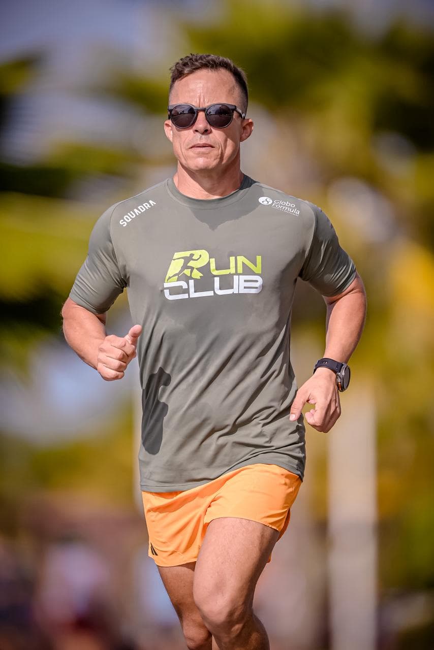 Edinho correndo de frente com a camisa oficial do Run Club