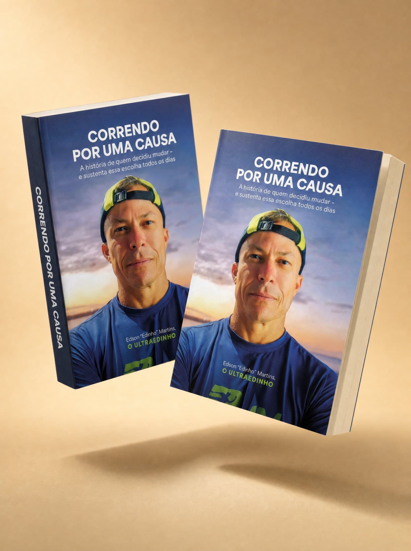 Dois exemplares do livro Correndo por uma Causa flutuando sobre fundo bege, um mostrando a capa e outro a lombada