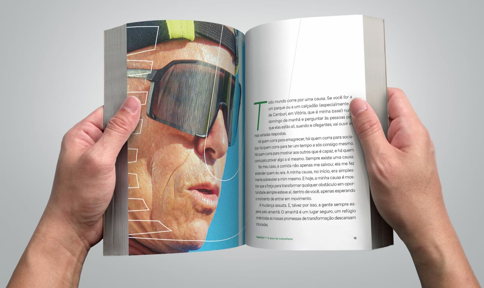 Mãos segurando o livro aberto numa página do capítulo 1, com foto do Edinho de óculos escuros e o texto diagramado